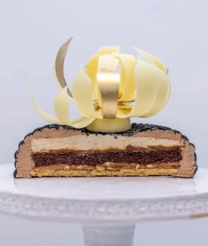 Prancūziškas tortas su karamele, lazdyno riešutais ir kelių rūšių šokoladu