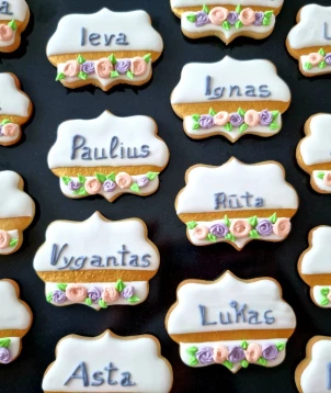 Vardiniai dekoruoti sausainiai