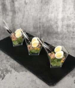 Salotos su tunu ir putpelių kiaušiniais