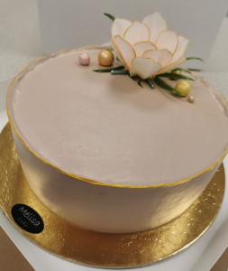 Karamelės tortas su riešutais