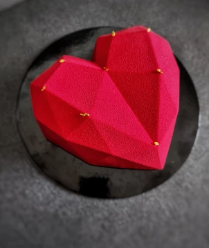 Avietė pistacija tortas "Origami širdis"