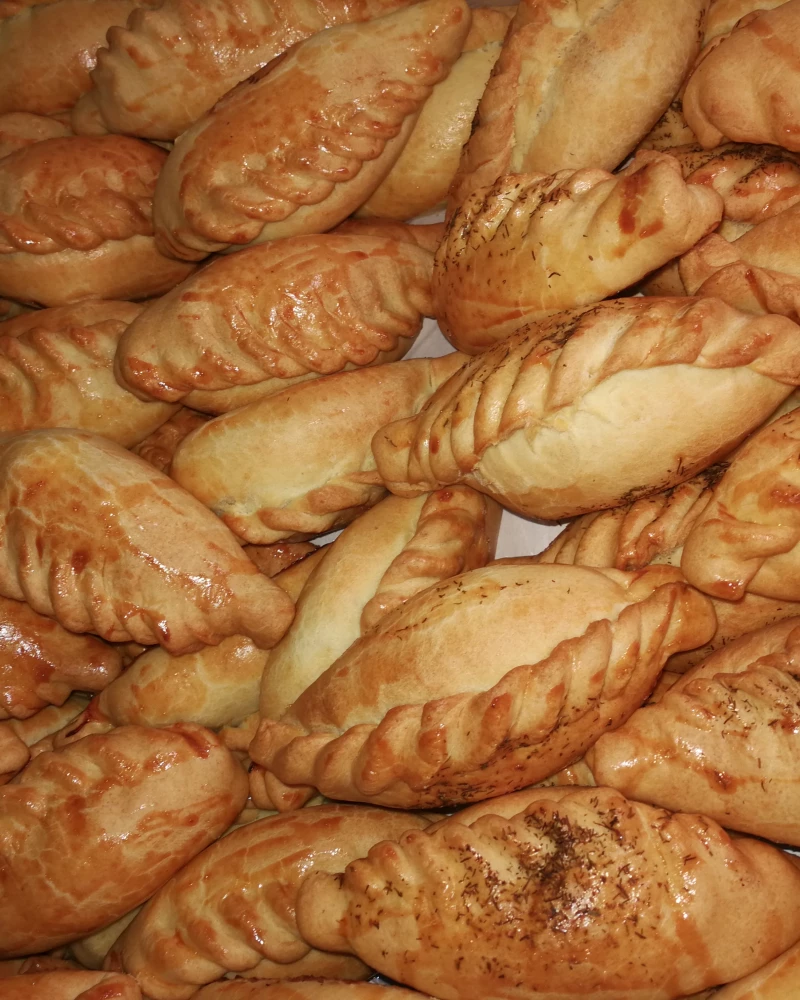 Mini kibinas su varške ir džiovintais pomidorais