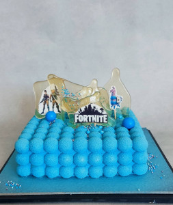 Musinis pistacijų - aviečių tortas "Fortnite"