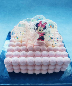 Musinis braškių ir kokosų tortas "Mikiai"