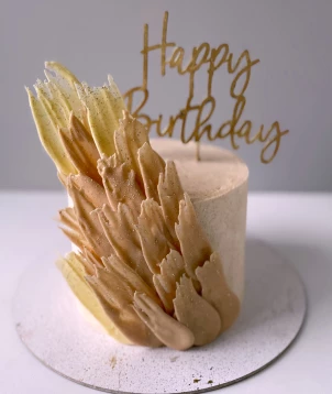 Tortas "Happy birthday" su šokolado plunksnomis
