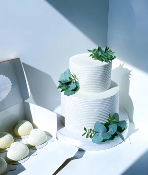 Vestuvinis tortas su augalų dekoru