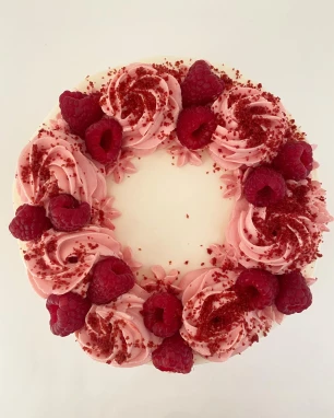 Red Velvet Cake su avietėmis ar braškėmis