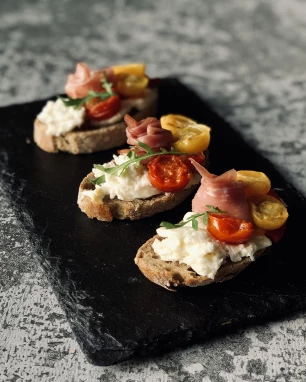 Bruschetta su keptais pomidoriukais