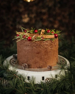 Augalinis šokoladinis tortas su marcipanu ir vyšniomis