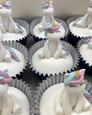 Dekoruoti keksiukai su lipdytomis figūrėlėmis