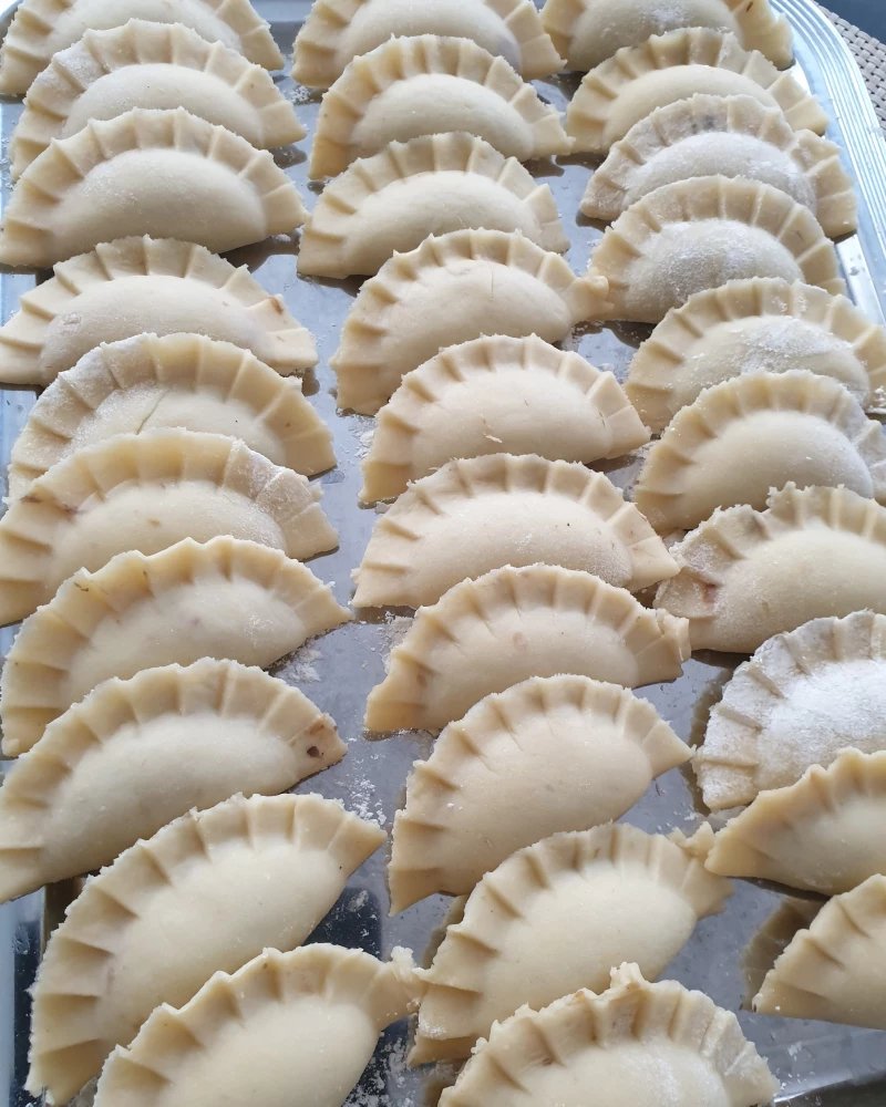 Naminiai virtinukai su džiovintais baravykais ir miško grybais