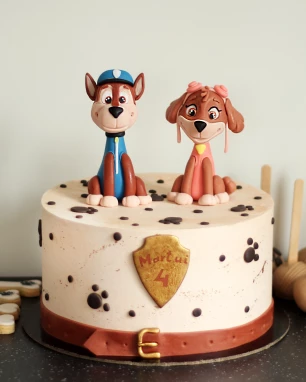 Teminiai tortai su lipdytomis figūrėlėmis