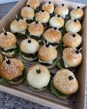Mini burgeriai su kepta šonine 20 vnt