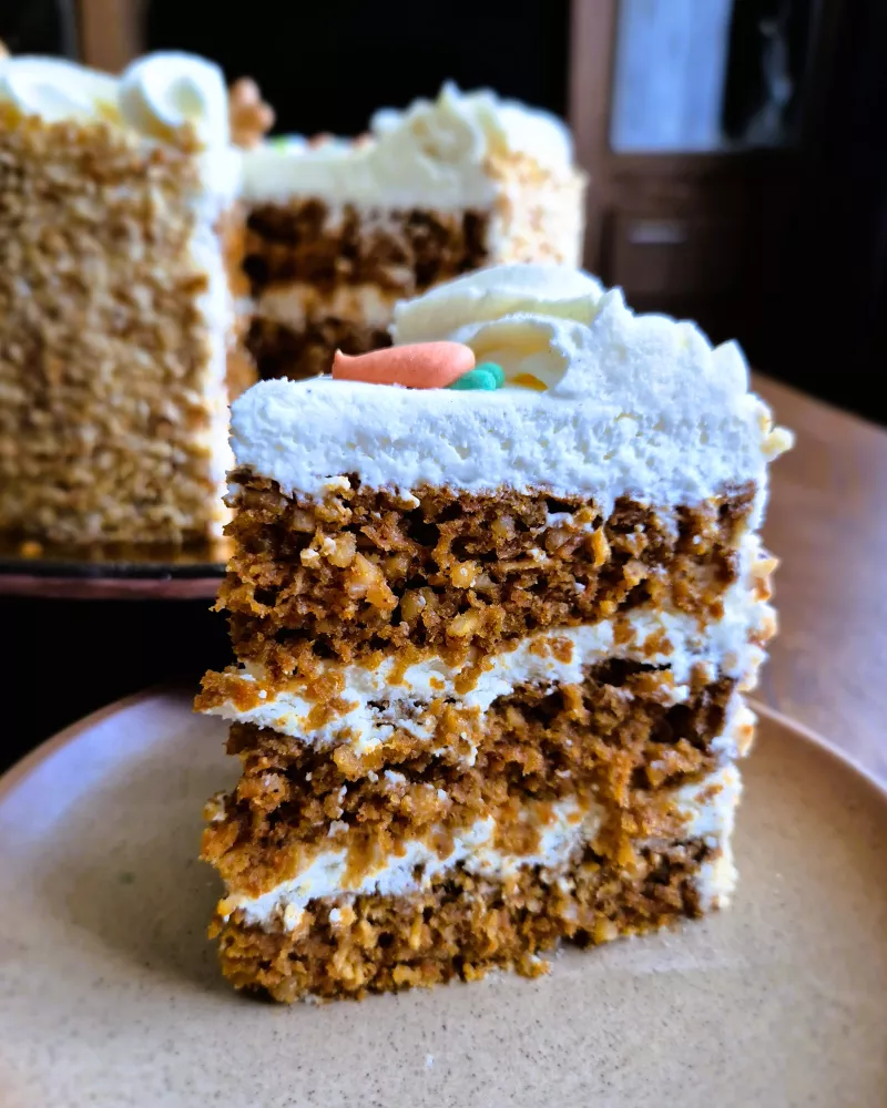 Tortas MORKA su riešutais ir varškės kremu