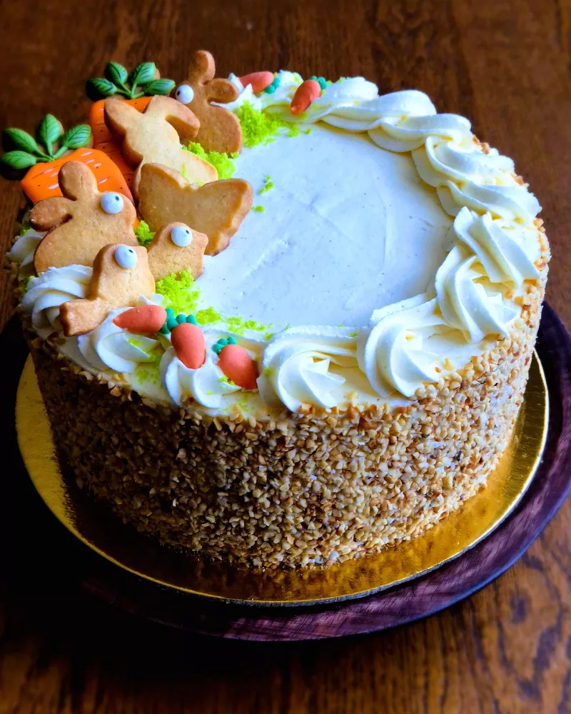 Tortas MORKA su riešutais ir varškės kremu