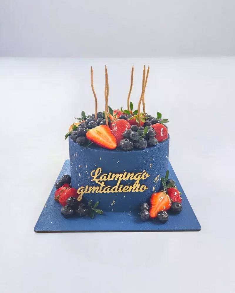 Tortas su uogų dekoru