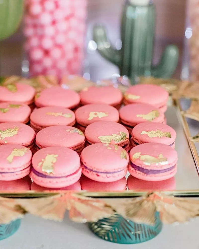 Macarons su logotipu, užrašu ar paveikslėliu
