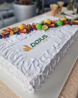 Tortas su logotipu ir papuošimais
