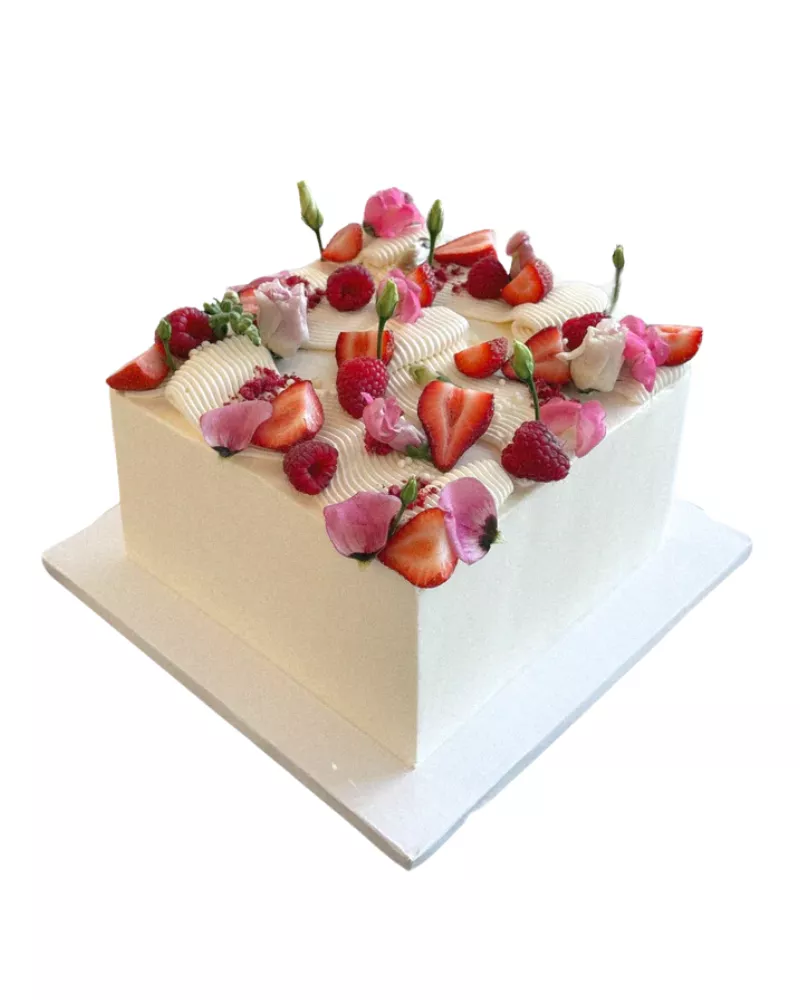 Tortas su grietinėlės aptepimu ir uogų-gėlių dekoru (nuo 4 kg)