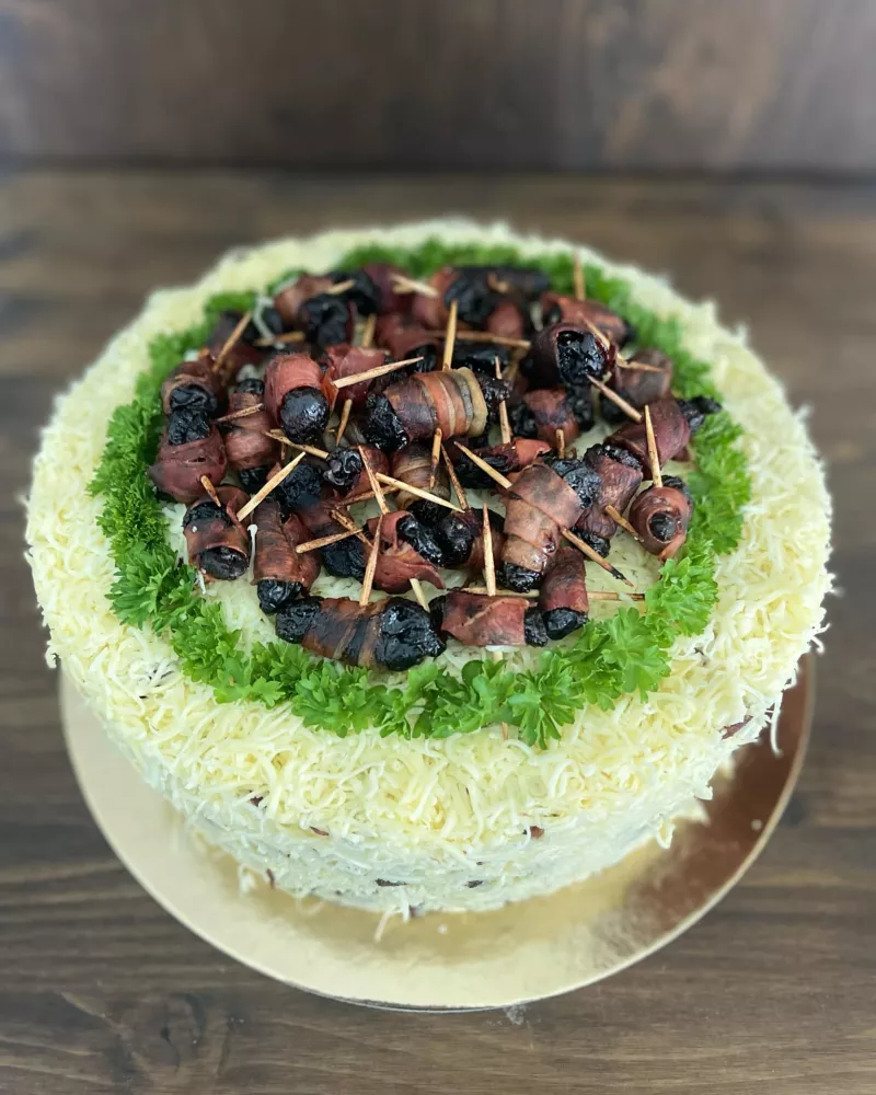 Duonos tortas  "Kumpio ir slyvų šokis"