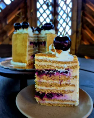 Lakštinis tortas MEDUTIS SU KARAMELIZUOTA GRIETINE IR UOGOMIS