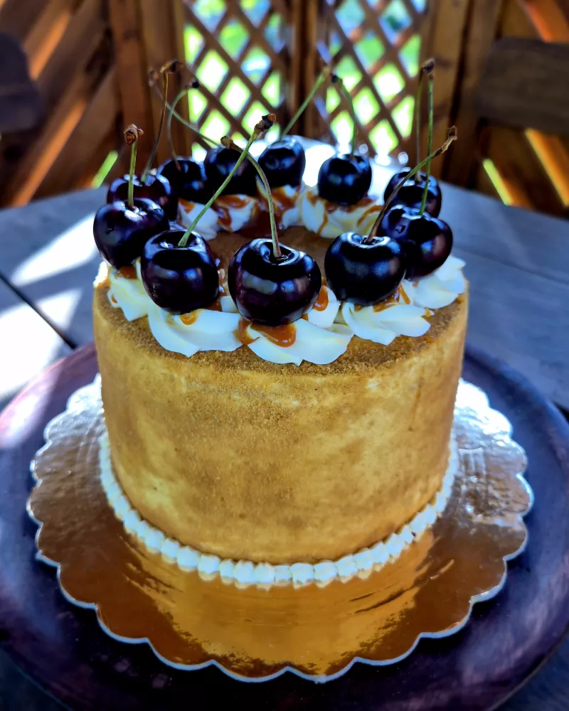 Lakštinis tortas MEDUTIS SU KARAMELIZUOTA GRIETINE IR UOGOMIS