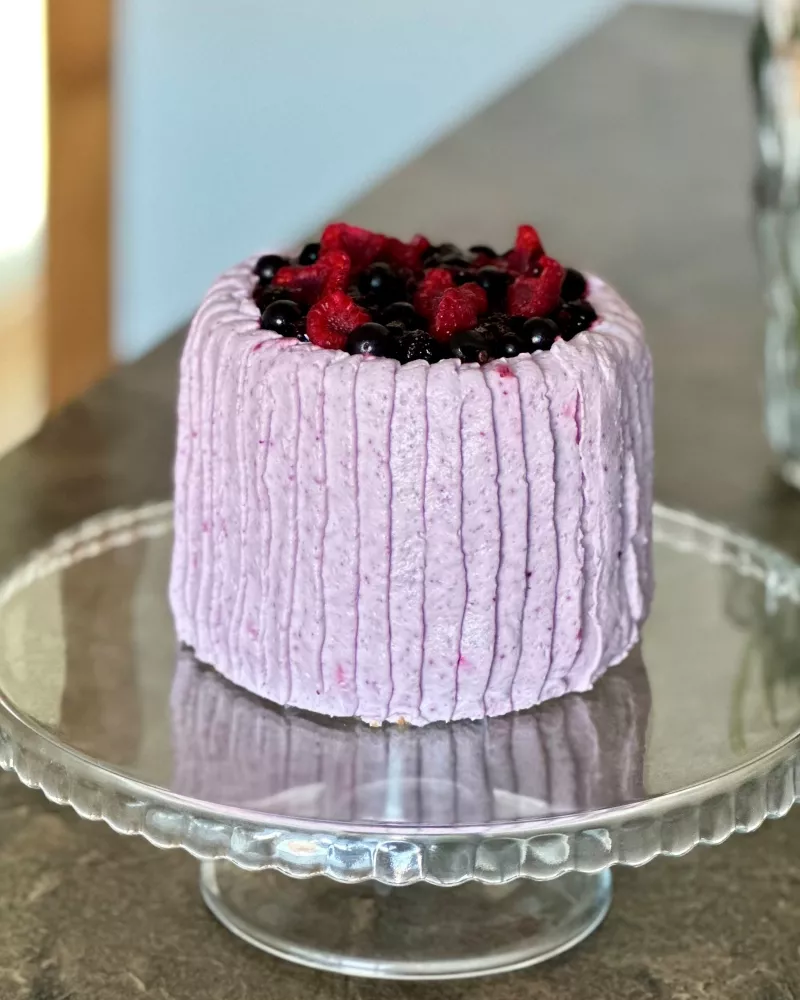 Nepaprastas Juodųjų serbentų tortas  su levandomis
