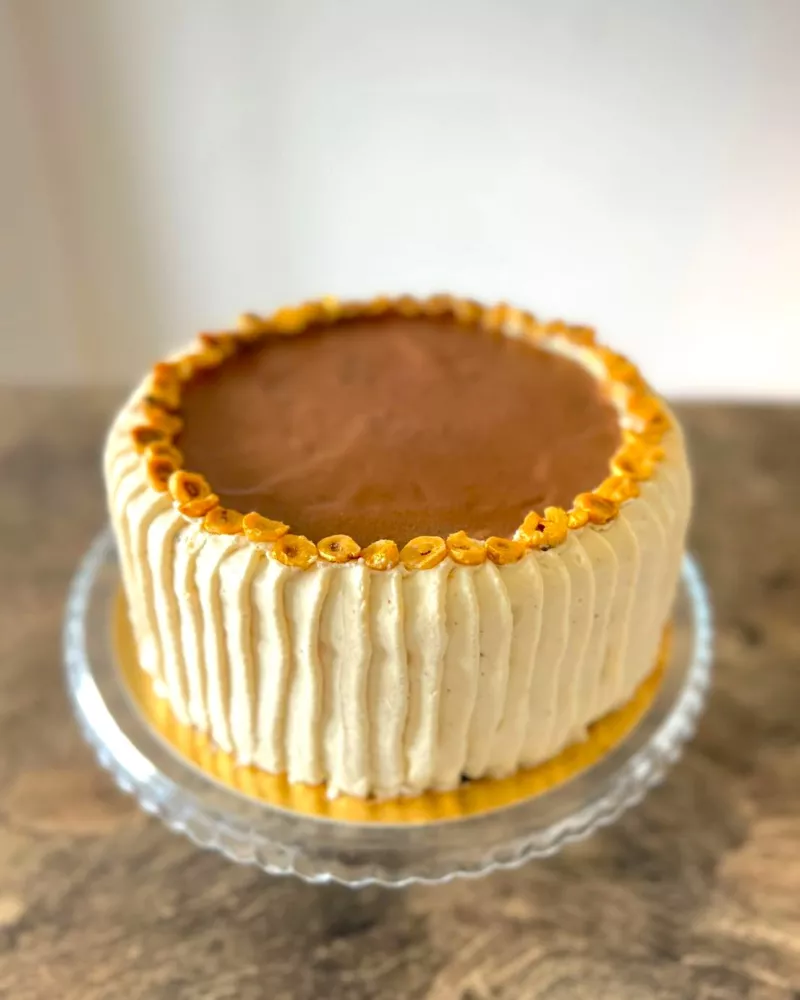 Nepaprastas Lazdyno riešutų - Karamelės tortas