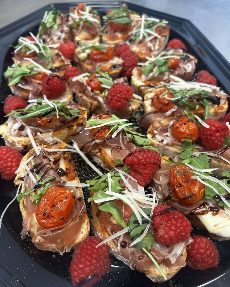 Brusketos su parmos kumpiu