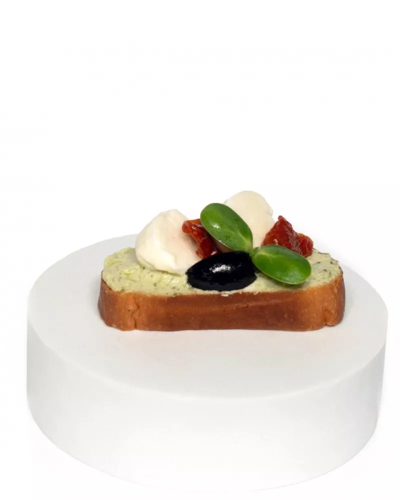 Crostini su Mocarelos sūriu ir baziliko kremu