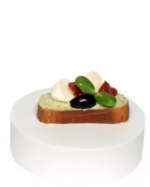 Crostini su Mocarelos sūriu ir baziliko kremu