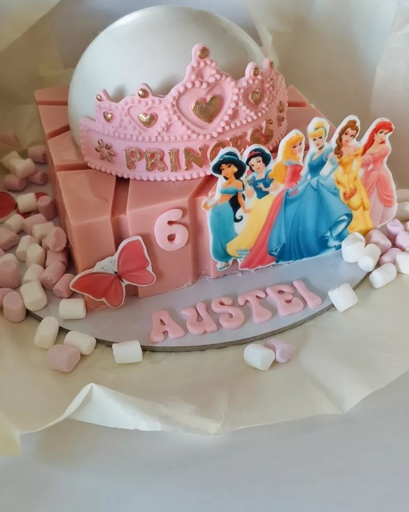 Daužomas tortas