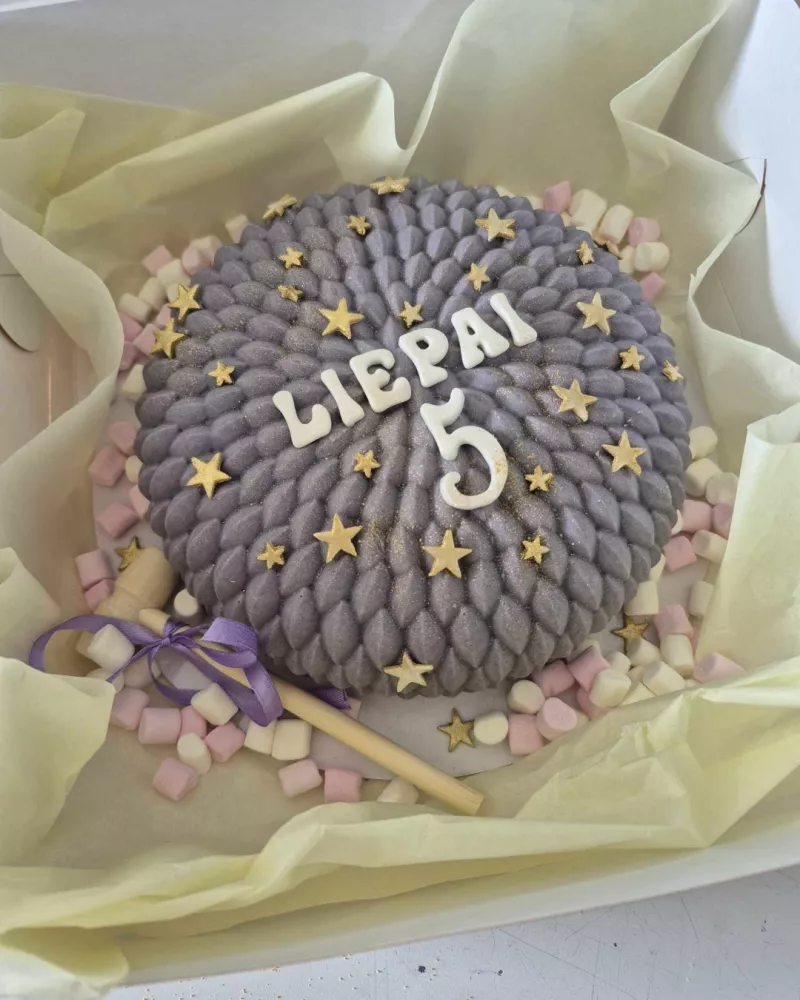 Daužomas tortas