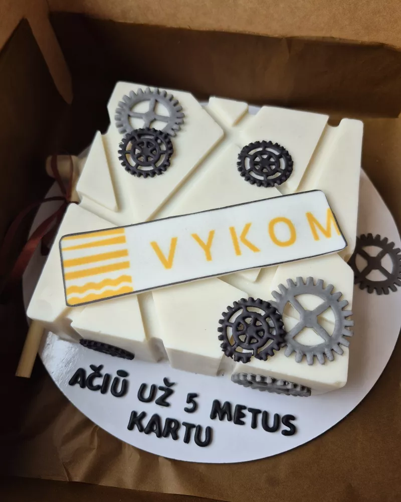 Daužomas tortas