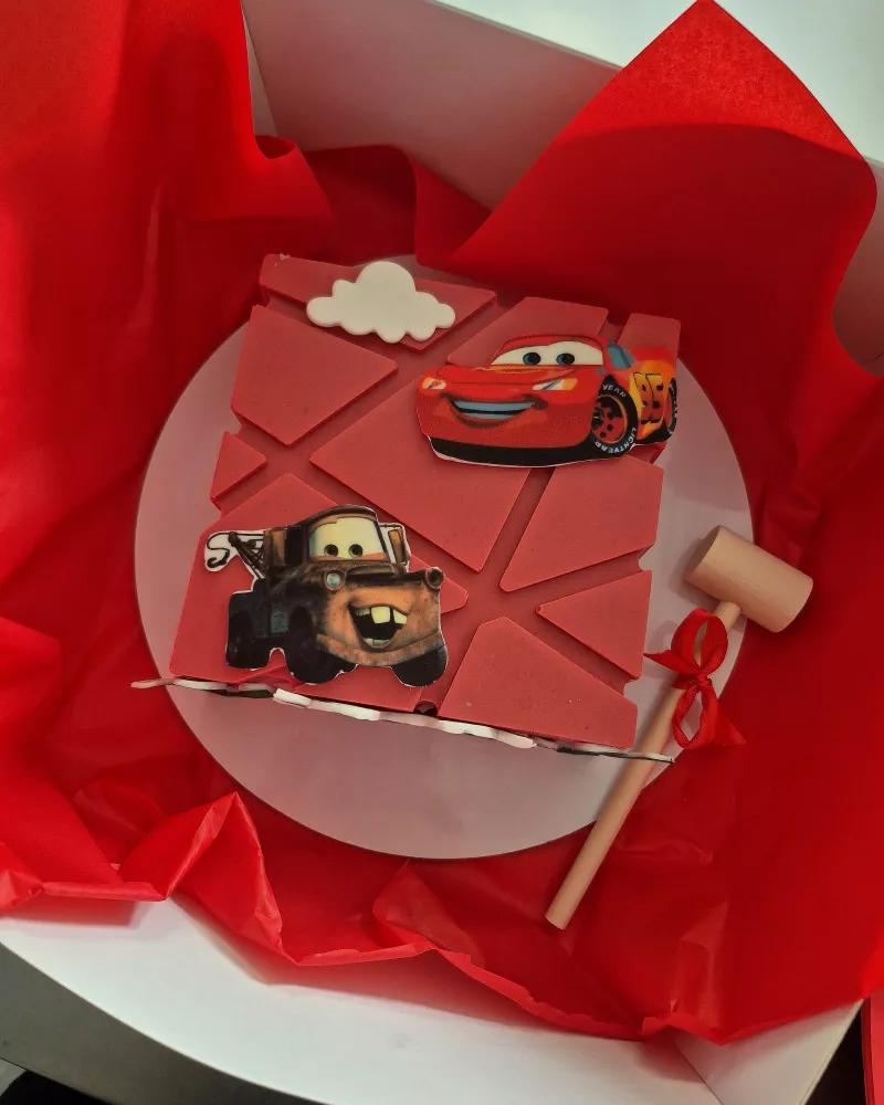 Daužomas tortas