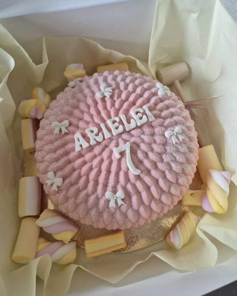 Daužomas tortas