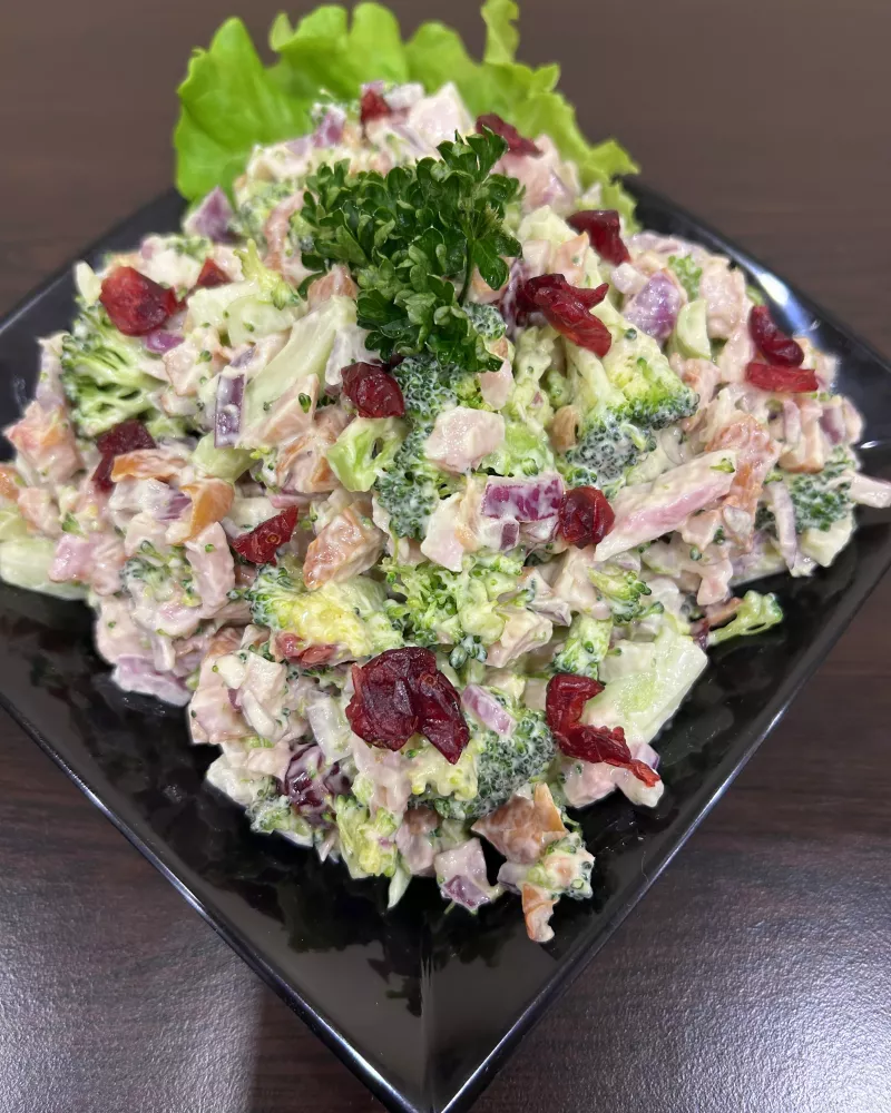 Salotos su vištiena ir džiovintomis spanguolėmis