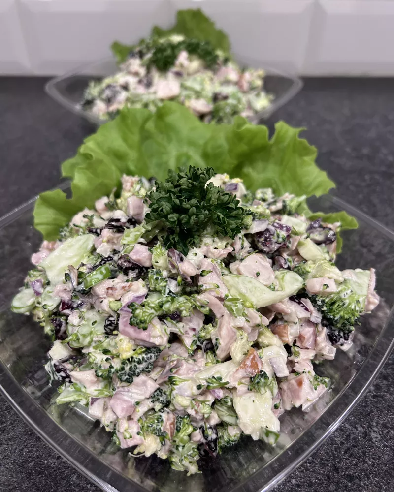 Salotos su vištiena ir džiovintomis spanguolėmis