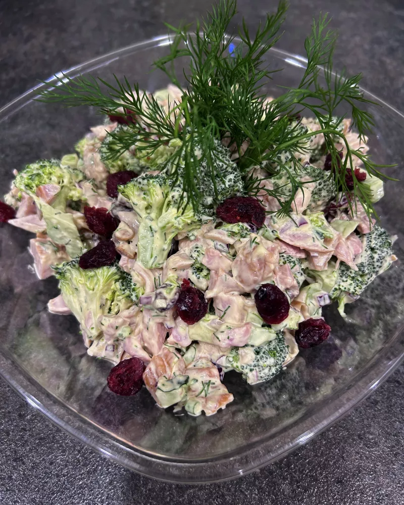 Salotos su vištiena ir džiovintomis spanguolėmis