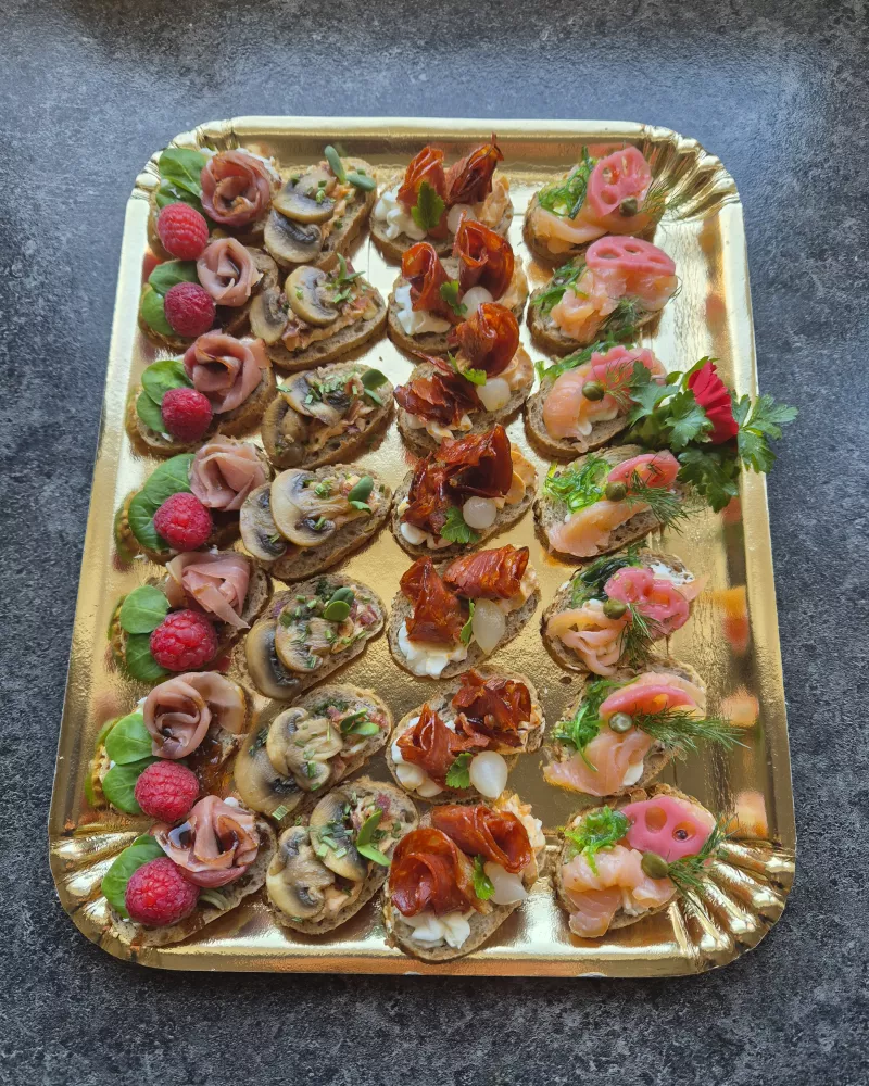 Mini brusketos ant prancūziškos sėklų duonelės, 30 vnt.