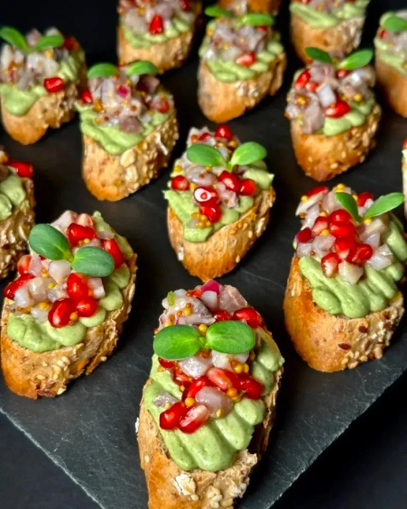 Crostini su avokadų kremu ir kapota silke, 20 vnt