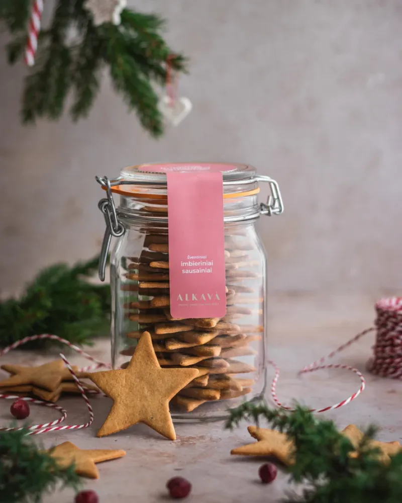 Imbieriniai sausainiai žvaigždutės stiklainėlyje