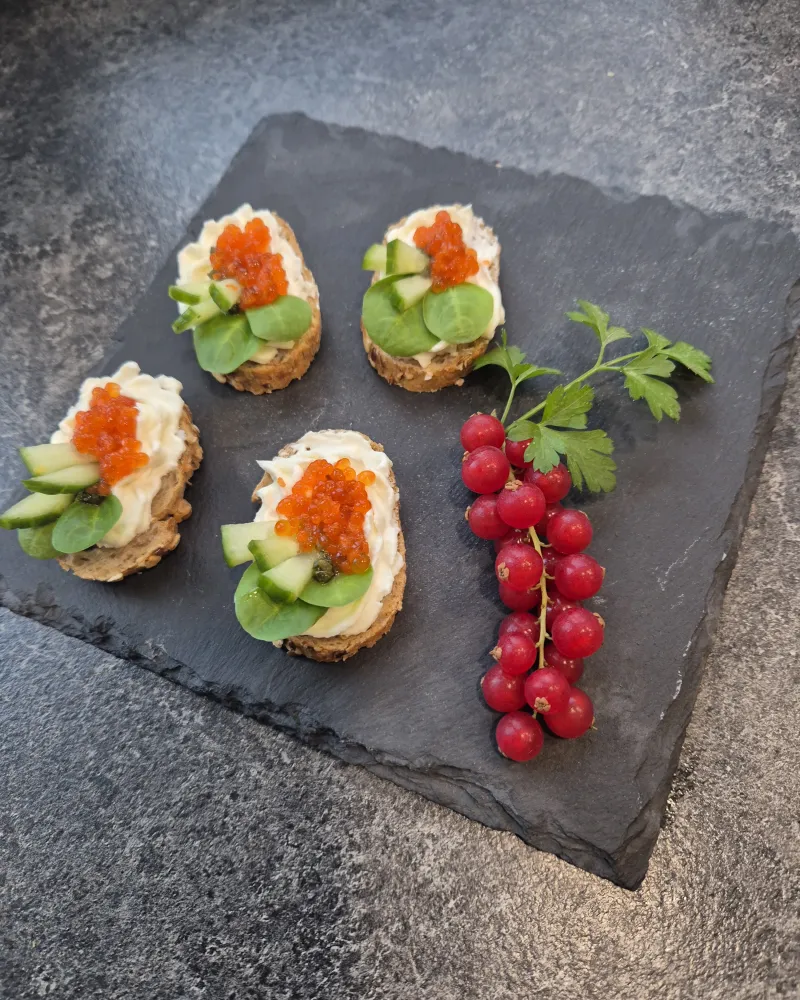 Mini brusketos ant prancūziškos sėklų duonelės, 35vnt.