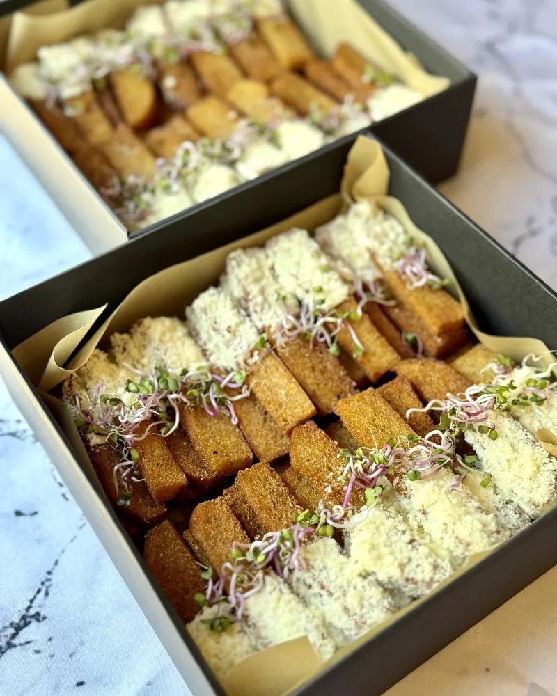 Kepta duona prabangioje dėžutėje