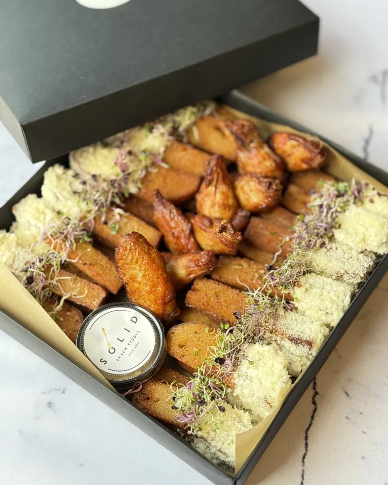 Kepta duona su pikantiškais sparneliais