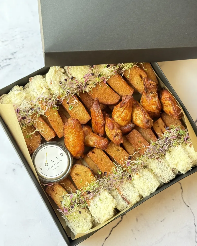 Kepta duona su pikantiškais sparneliais