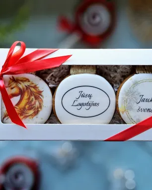 Naujametiniai žaisliukai su įmonės Logotipu