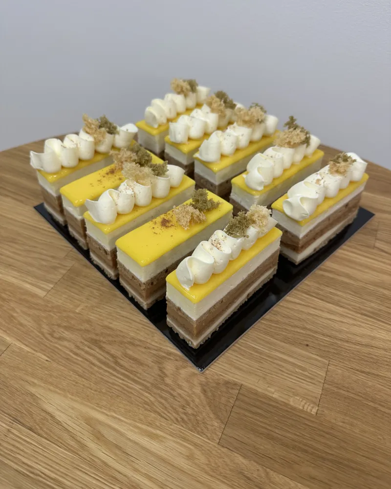 Medaus, cirtusų ir vanilės pjaustomi pyragaičiai