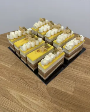 Medaus, citrusų ir vanilės pjaustomi pyragaičiai