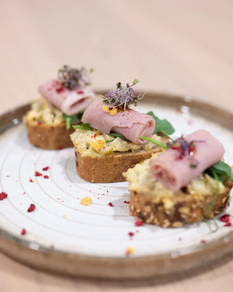 Brusketa su prosciutto cotto